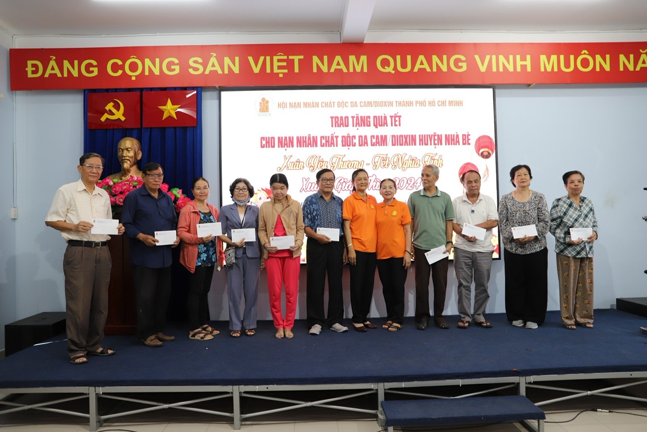 Bà Đậu Thị Nga trao quà tết cho huyện Nhà Bè