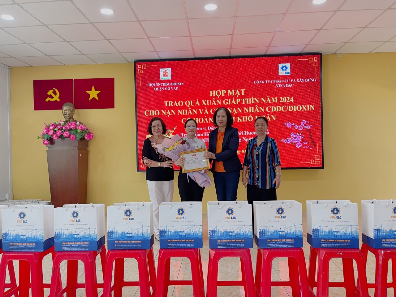 Bà Lê Thị Hoàn - PCTTT tặng hoa và thư cảm ơn đến nhà Tài trợ