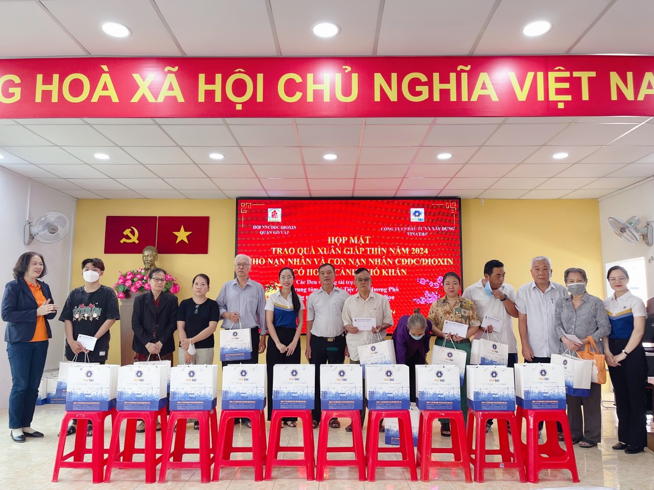 Bà Lê Thị Hoàn - PCTTT trao quà tết cho nạn nhân Q. Gò Vấp