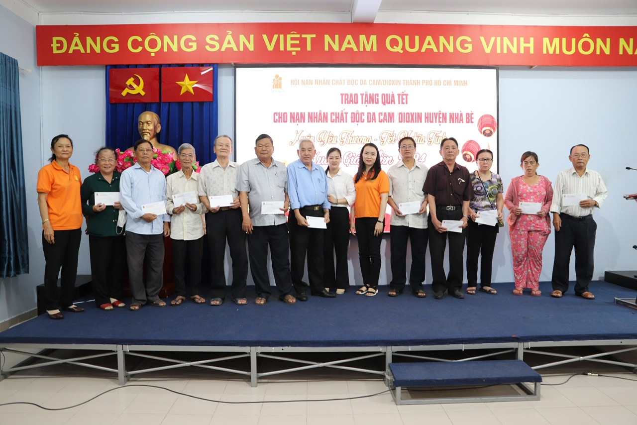 Bà Nguyễn Thị Út trao quà tết cho nạn nhân huyện Nhà Bè