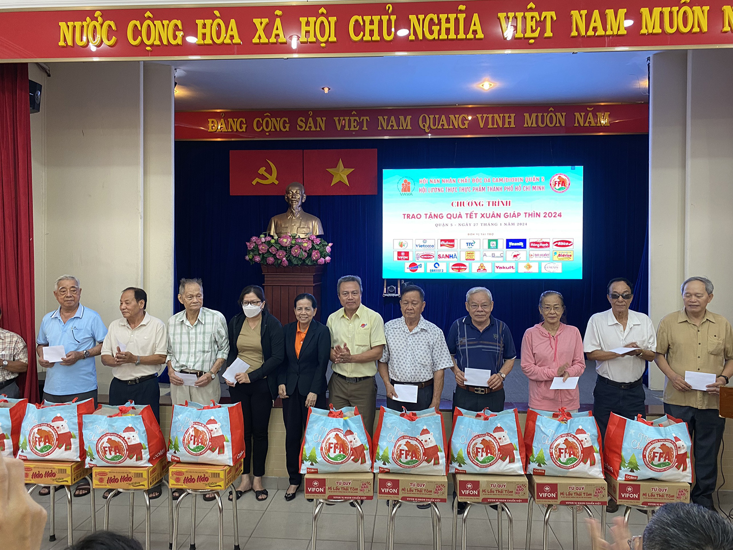 Bà Trần Thị Kim Thoa trao quà tết cho nạn nhân Quận 5