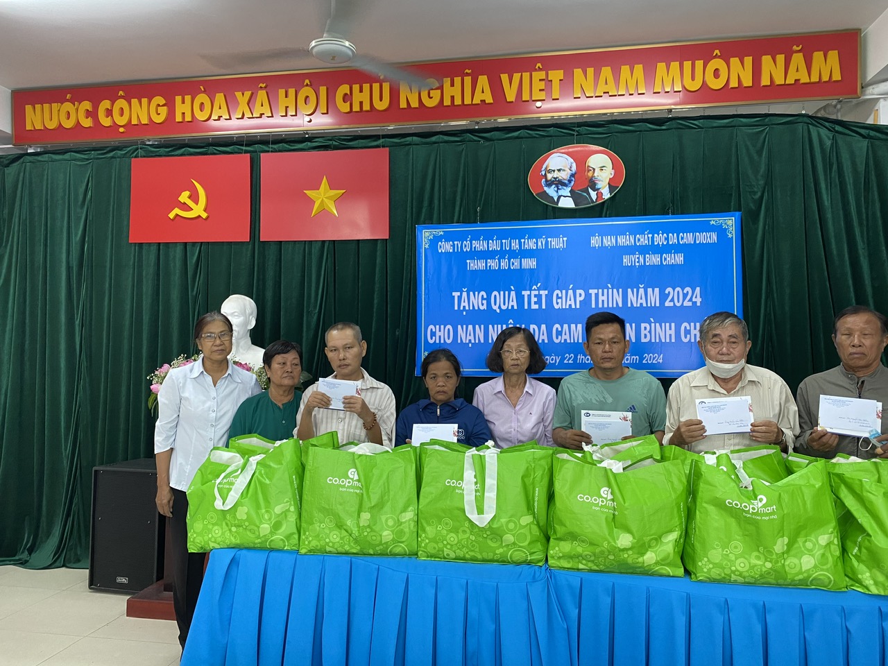 Bà Trần Thị Nhỏ trao quà tết cho nạn nhân H. Bình Chánh