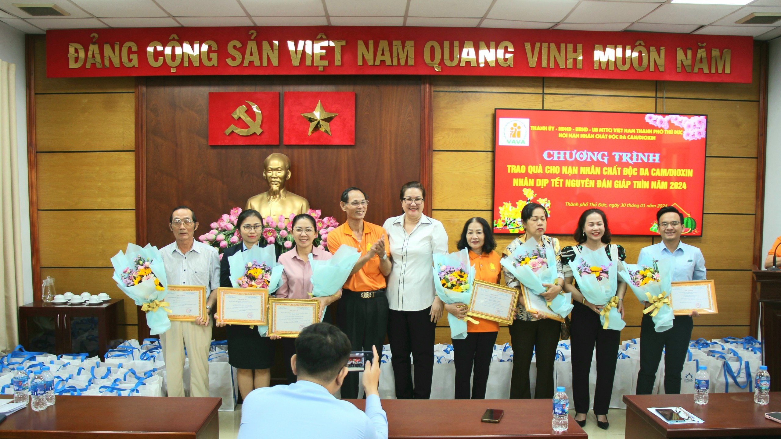 Các đơn vị đồng hành trao quà tết cho Nạn nhân Tp. Thủ Đức