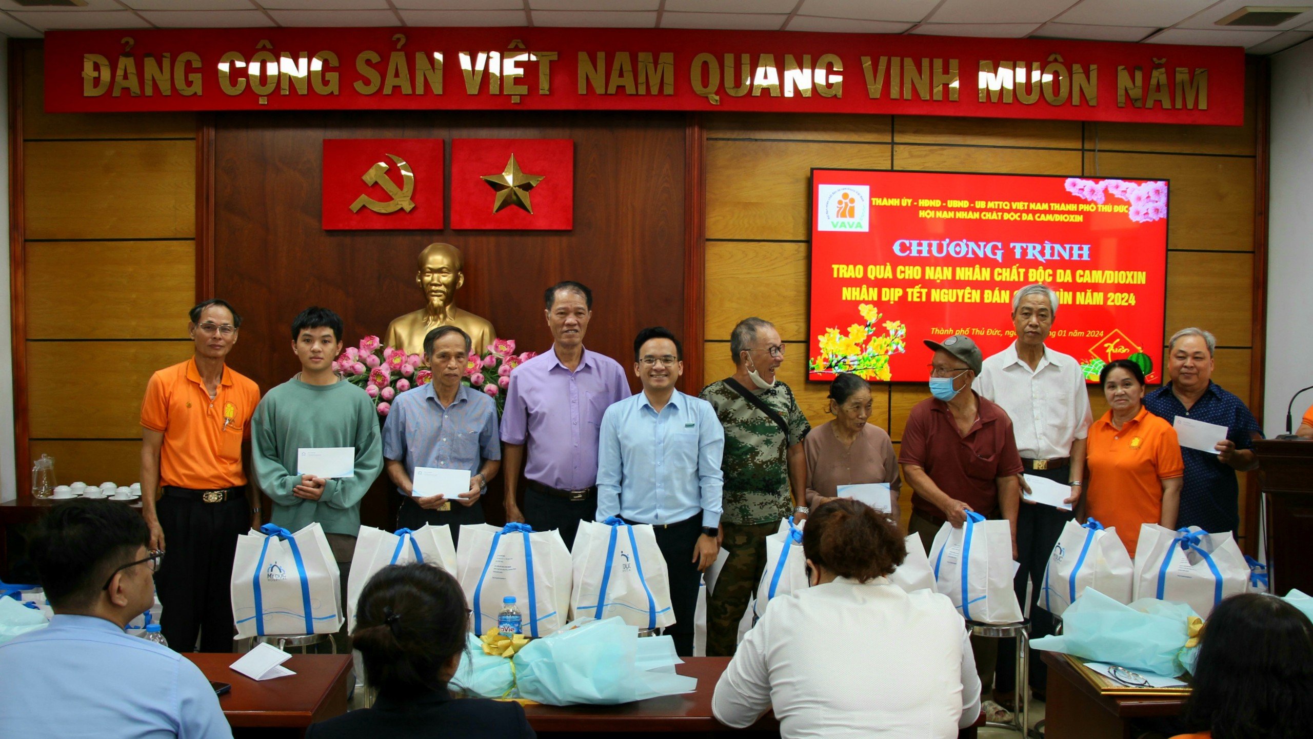 Chủ tịch Hội da cam Thành phố Thủ Đức trao quà tết