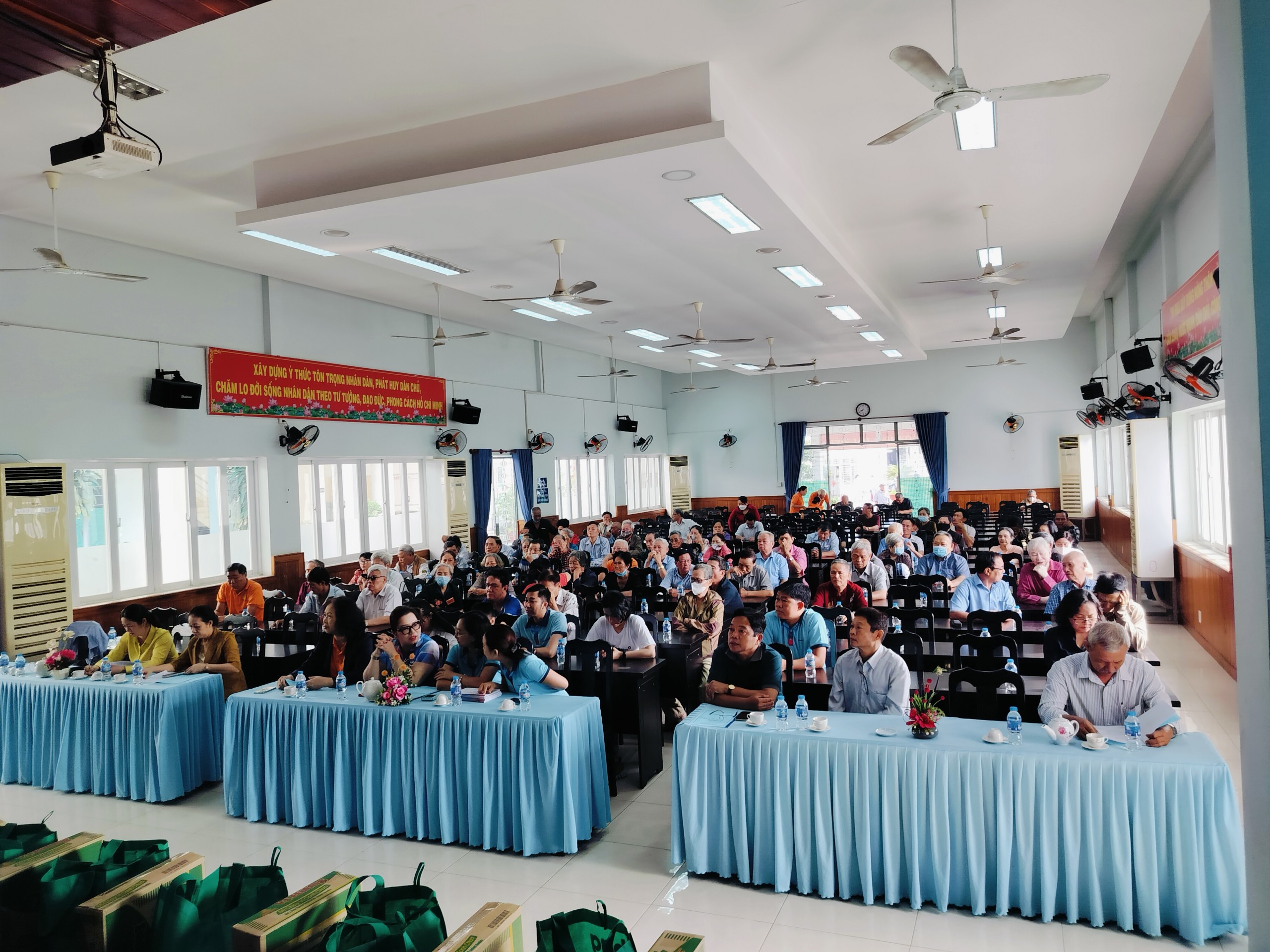 Hội trường chăm lo tết cho nạn nhân