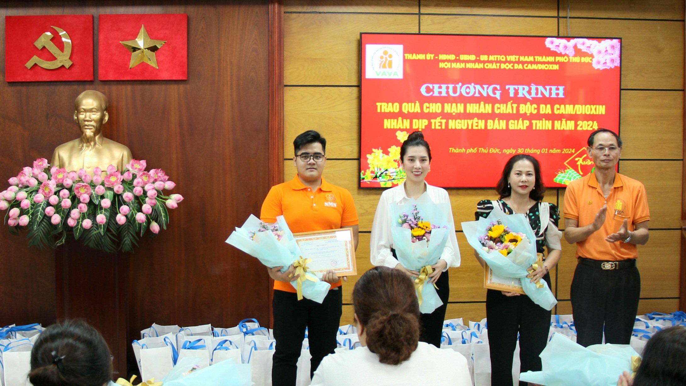 Nhà tài trợ trao quà tết cho Hội da cam Tp Thủ Đức chăm lo cho nạn nhân