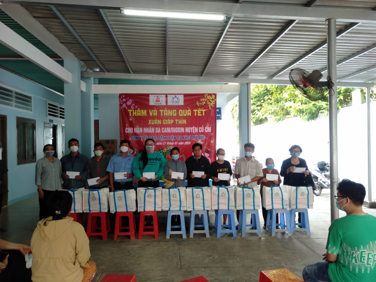 Ông Phạm Văn - CTH Tay trao quà tết cho nạn nhân H. Củ Chi