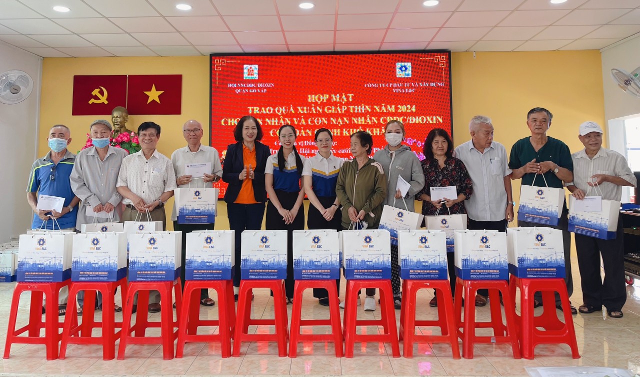 Q. Gò Vấp trao quà tết