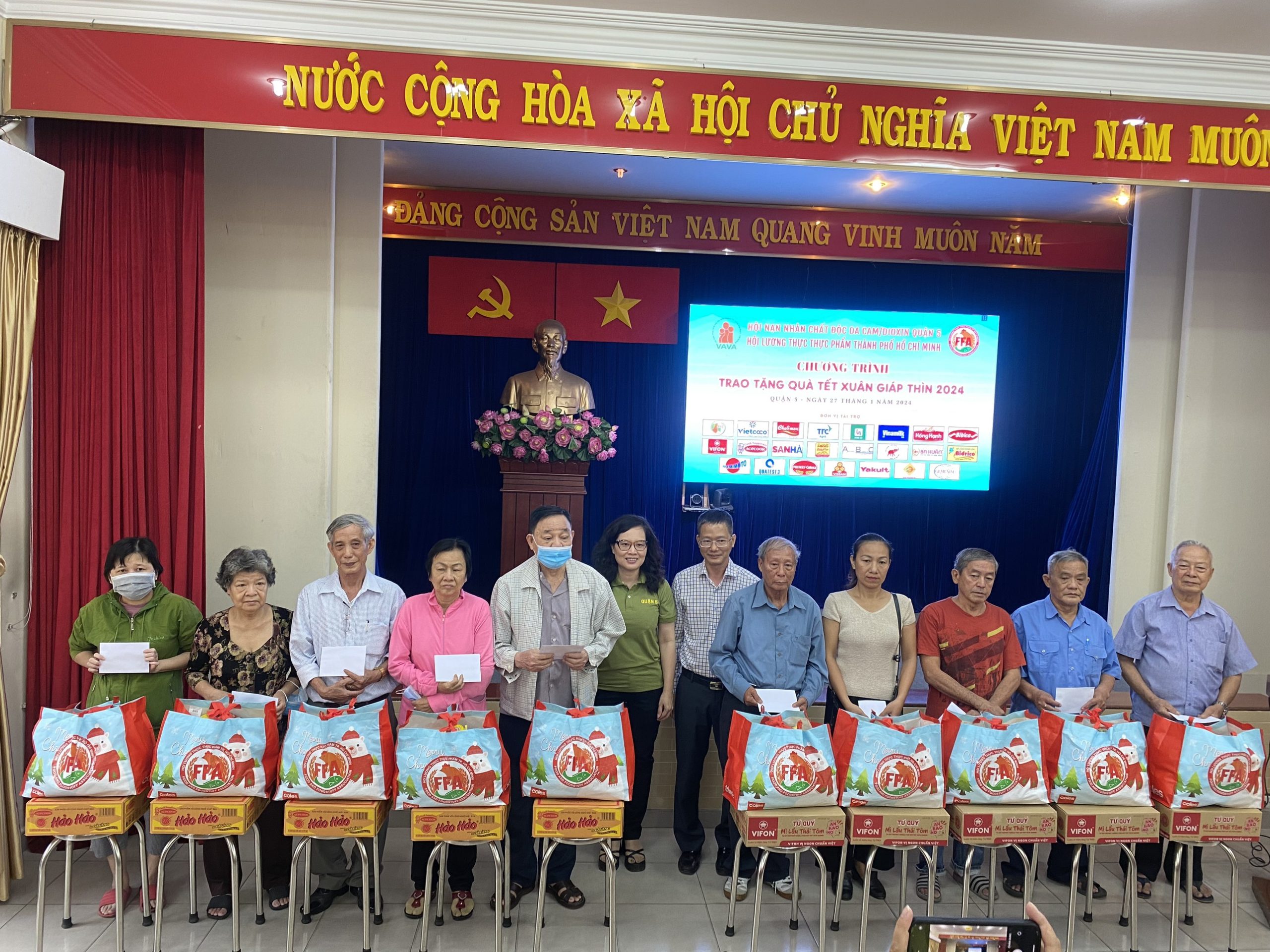 Quận 5 trao quà tết năm 2024
