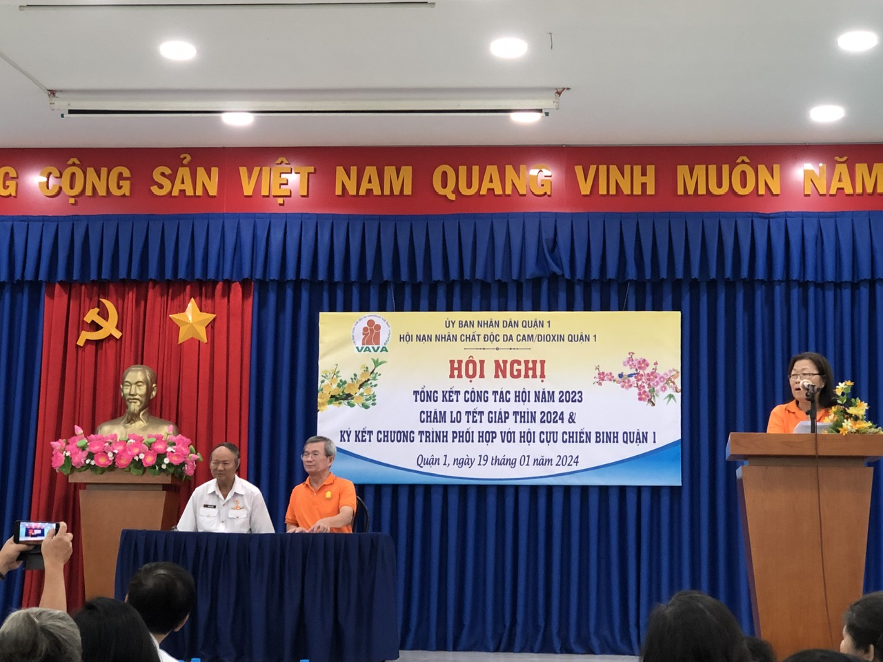 Tất cả cùng chung tay cham lo quà tết cho nạn nhân