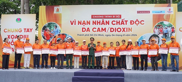 Đại diện Ngân hàng Nông nghiệp và Phát triển Nông thôn Việt Nam (AgriBank) trao tặng 20 Sổ tiết kiệm tới các hộ gia đình có nạn nhân chất độc da cam/dioxin.