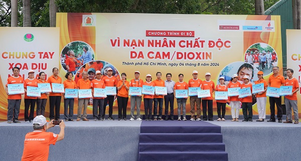 Đại diện Ngân hàng TMCP Công Thương Việt Nam (VietinBank) đã trao 20 Sổ tiết kiệm mỗi sổ trị giá 10 triệu đồng tới gia đình các nạn nhân chất độc da cam.