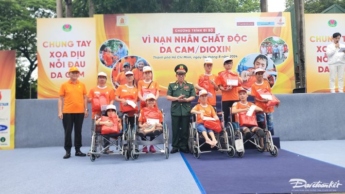 Bên lề chương trình đi bộ đồng hành, Ban Tổ chức đã trao nhiều phần quà để chăm lo, xoa diệu nỗi đau Da cam/Dioxin.