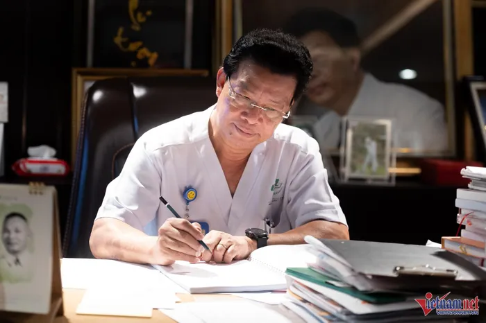 Thiếu tướng Nguyễn Hồng Sơn chưa ngơi công việc.