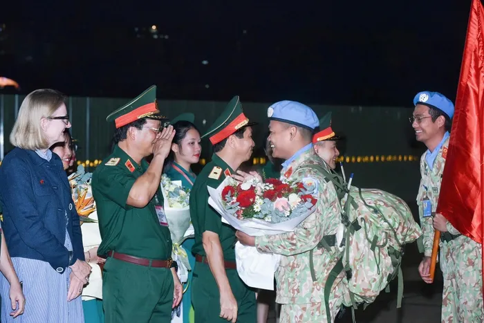 Thiếu tướng Nguyễn Hồng Sơn chào đón các cán bộ, sĩ quan hoàn thành nhiệm vụ tại Phái bộ gìn giữ hòa bình Liên hợp quốc về nước. Ảnh: Tư liệu