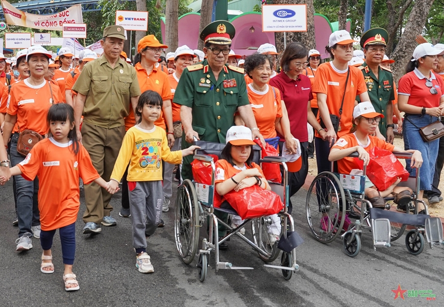 Thiếu tướng Trần Ngọc Thổ tham gia Chương trình đi bộ vì nạn nhân chất độc da cam năm 2024. Nguồn: Báo quân đội nhân dân điện tử.