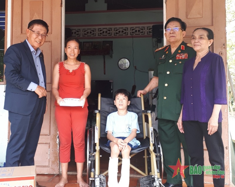 Thiếu tướng Trần Ngọc Thổ trao tặng xe lăn cho nạn nhân chất độc da cam huyện Củ Chi.