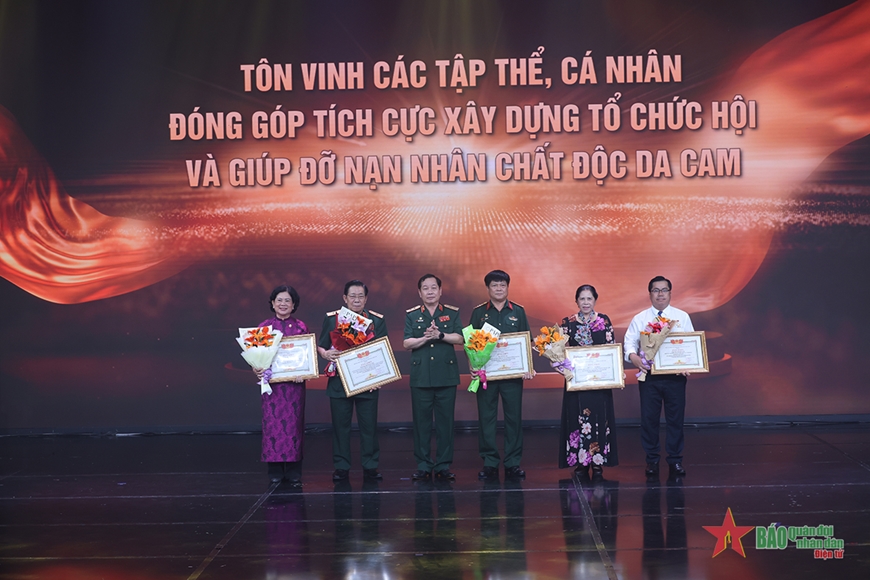 Thiếu tướng Trần Ngọc Thổ (thứ 2 từ trái sang) là 1 trong 5 Chủ tịch hội tiêu biểu cấp tỉnh, thành phố toàn quốc được tôn vinh tại Chương trình “Thắp sáng tương lai” nhân kỷ niệm 20 năm thành lập Hội NNCĐDC/dioxin Việt Nam.