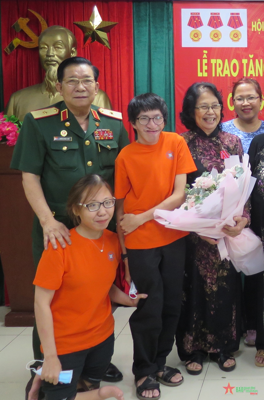 Thiếu tướng Trần Ngọc Thổ và lãnh đạo Thành hội với các nạn nhân chất độc da cam. Nguồn: Báo quân đội nhân dân điện tử