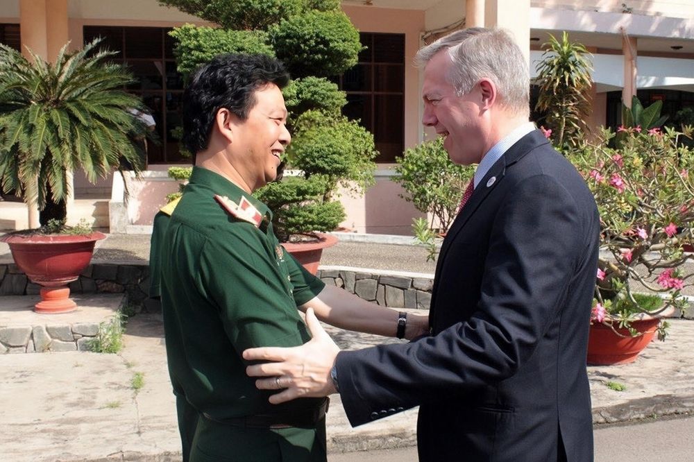 Đại sứ Mỹ Ted Osius đến thăm và làm việc tại BVQY 175 năm 2015. Ảnh: Tư liệu