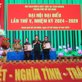 TWH trao bằng khen cống hiến cho Thiếu tướng Trần Ngọc Thổ và Giáo sư, Anh hùng lao động, thầy thuốc nhân dân Nguyễn Thị Ngọc Phượng