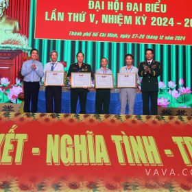 Trao bằng khen Ủy ban Mât trận Tổ quốc Việt Nam