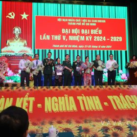 Trao quà lưu niệm cho BCH nhiệm kỳ 2019-2024