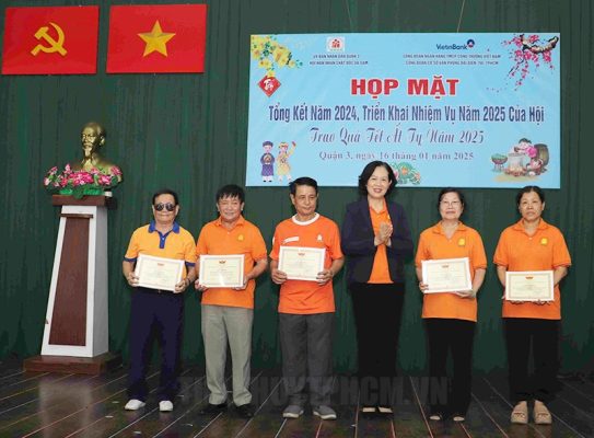 Phó Chủ tịch Thường trực Hội Nạn nhân chất độc da cam/dioxin TPHCM Lê Thị Hoàn trao Giấy khen của Thành hội cho tập thể và cá nhân tiêu biểu.