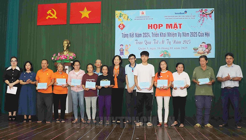 Trao quà Tết cho hội viên, nạn nhân có hoàn cảnh khó khăn.