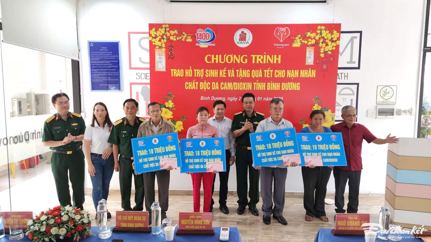 Trao vốn sinh kế và quà Tết cho nạn nhân chất độc Da cam/Dioxin