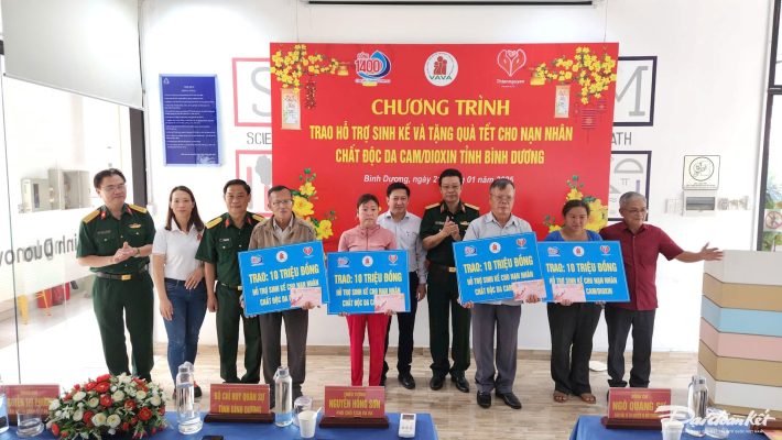 Trung ương Hội Nạn nhân chất độc Da cam/Dioxin Việt Nam trao quà tết cho gia đình nạn nhân chất độc da cam tại tỉnh Bình Dương ngày 21/1.