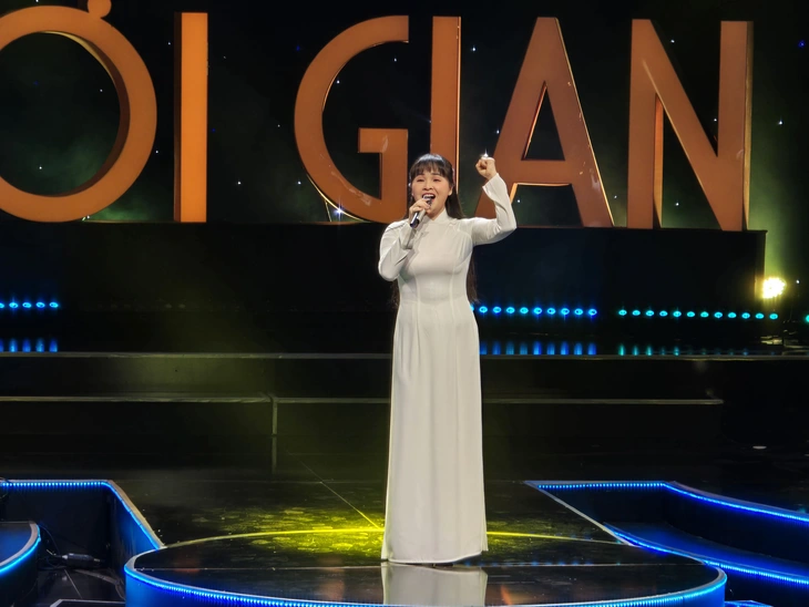 Ca sĩ Trang Nhung biểu diễn bài hát Vẫn mãi màu áo trắng - Ảnh: HOÀNG LÊ