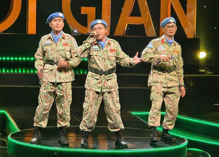 Nhóm MTV trình diễn bài hát Chiến sĩ mũ nồi xanh - Ảnh: HOÀNG LÊ