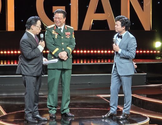 Bác sĩ Nguyễn Hồng Sơn giao lưu trên sân khấu Trò chuyện cùng thời gian - Ảnh: HOÀNG LÊ