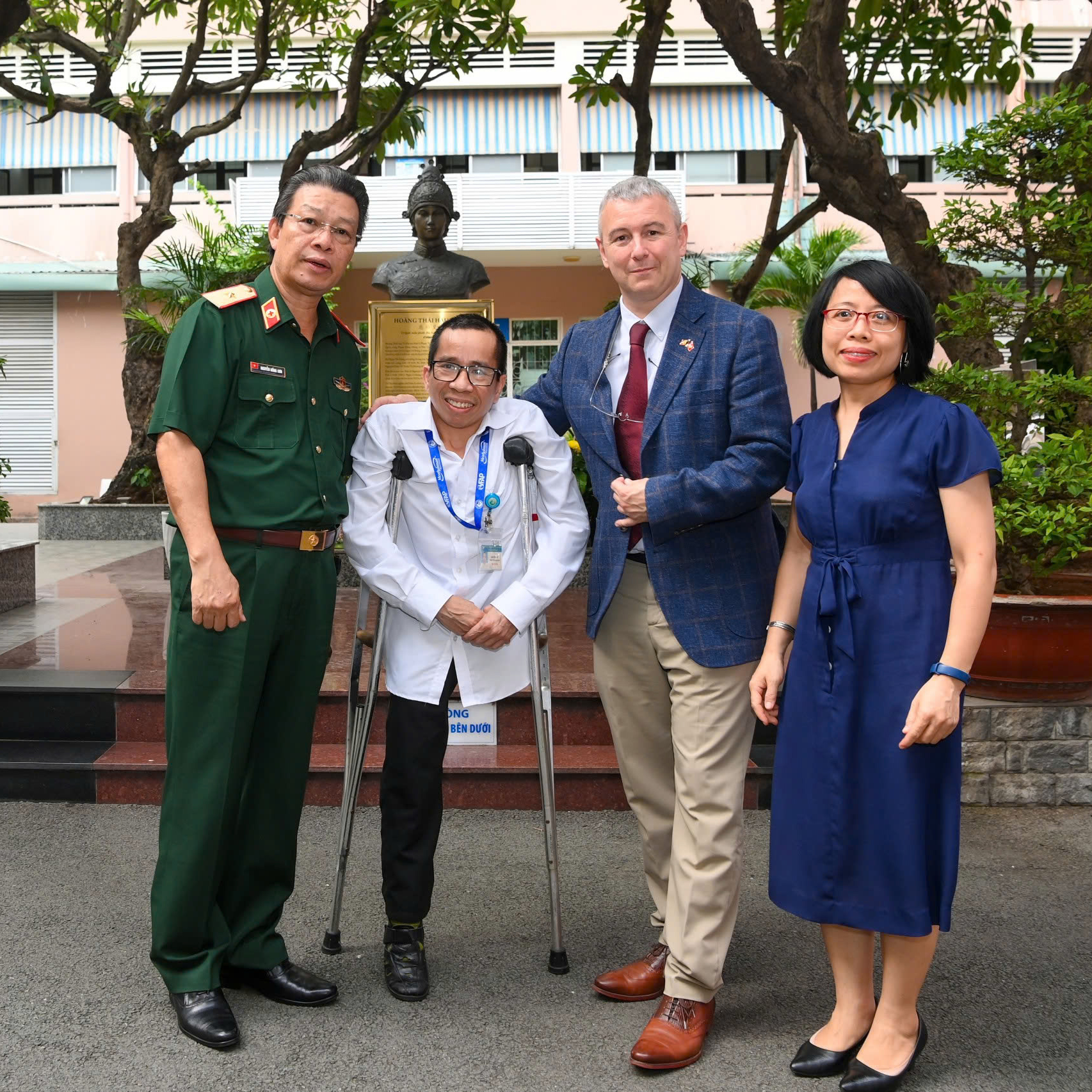 Đại sứ Karl Van Den Bossche thăm các em Làng Hòa Bình