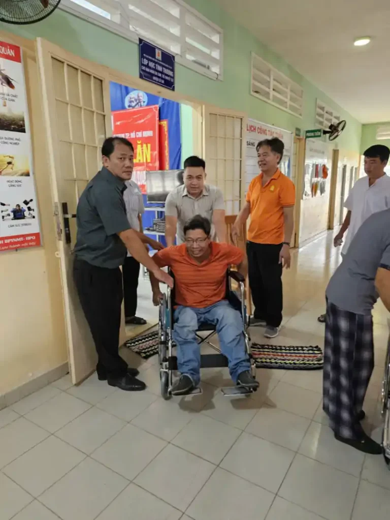 Trao 27 chiếc xe lăn của Hội Nạn nhân chất độc da cam/dioxin Việt Nam hỗ trợ đến tận tay nạn nhân da cam khó khăn trên địa bàn Thành phố Hồ Chí Minh nhân dịp kỷ niệm 20 năm thành lập Hội